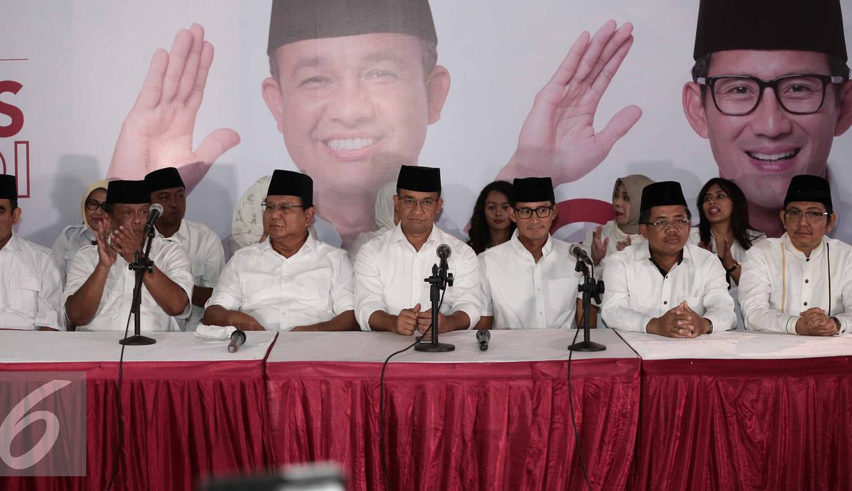 Ketua Umum Partai Gerindra Prabowo Subianto, bersama calon gubernur dan wakil gubernur DKI, Anies Baswedan dan Sandiaga Uno memberikan keterangan di DPP Gerindra, Jakarta, Rabu (15/2). (Liputan6.com/Faizal Fanani)