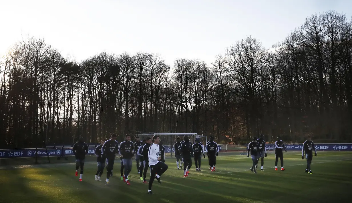 Para pemain Prancis melakukan sesi latihan jelang laga kualifikasi Piala Eropa 2020 di Clairefontaine, Paris, Rabu (20/3). Prancis akan berhadapan dengan Moldova. (AP/Christophe Ena)
