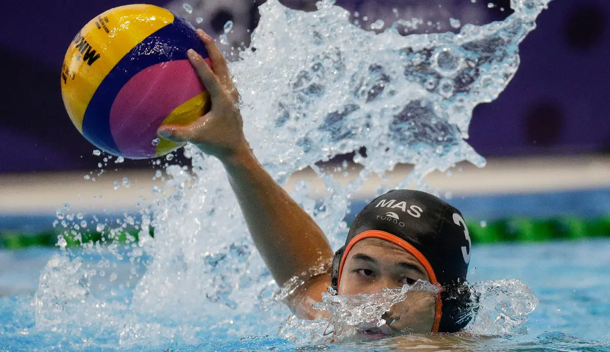 Pemain Malaysia Bryan Ming Jie bersiap mengoper bola saat melawan Indonesia pada pertandingan polo air putra SEA Games 2019 di New Clark City, Tarlac, Filipina, Jumat (29/11/2019). Indonesia meraih medali emas setelah memuncaki klasemen dengan raihan 7 poin. (AP Photo/Aaron Favila)