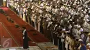 Umat Islam terlihat khusyuk melaksanakan salat gerhana matahari di Masjid Istiqlal, Jakarta, Rabu (9/3/2016). Salat gerhana tersebut diadakan sebagai ungkapan syukur atas kuasa Allah SWT. (Liputan6.com/Herman Zakharia)