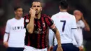 Bek AC Milan, Leonardo Bonucci melakukan selebrasi usai mencetak gol ke gawang Crotone pada lanjutan Liga Serie A Italia di San Siro, Milan (6/1). Gol Bonnuci ini menjadi penentu kemenangan tipis Milan 1-0 atas Crotone. (AFP Photo/Marco Bertorello)