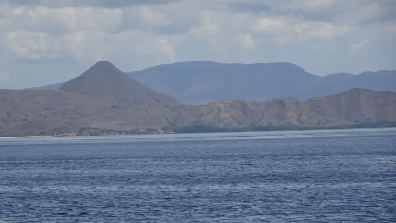 Gunung Doro Ora, puncak tertinggi di Pulau Rinca