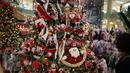 Pengunjung memilih beberapa pernak-pernik natal yang dijual di Mall Gandaria City, Jakarta, Rabu (9/12/2015). Jelang perayaan hari raya umat Kristen, berbagai pernak-pernik dan hiasan rumah bertema Natal kini mulai marak. (Liputan6.com/Faizal Fanani)