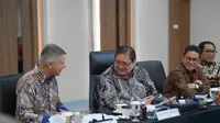 Menteri Koordinator Bidang Perekonomian Airlangga Hartarto, berdialog dengan delegasi Uni Eropa dan para Duta Besar Negara-Negara Anggota Uni Eropa. (Dok Kemenko Perekonomian)