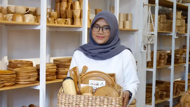 Founder dan Marketing DeKayu Yaniar Fernanda