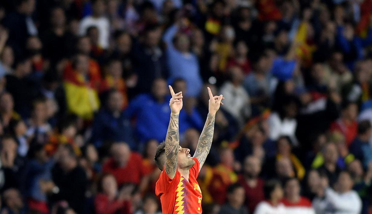Striker Spanyol, Paco Alcacer, merayakan gol yang dicetaknya ke gawang Inggris pada laga UEFA Nations League di Stadion Benito Villamarin, Sevilla, Senin (15/10). Spanyol kalah 2-3 dari Inggris. (AFP/Cristina Quicler)