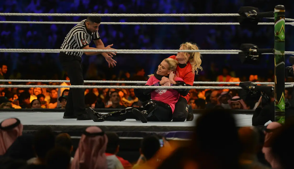 Pegulat Lacey Evans berusaha mengunci lawannya Natalya Neidhart pada pertarungan World Wrestling Entertainment (WWE) untuk perempuan di Stadion Internasional King Fahd, Riyadh, 31 Oktober 2019. Kerajaan Arab Saudi untuk pertama kalinya menggelar pertandingan gulat WWE perempuan (Fayez Nureldine/AFP)