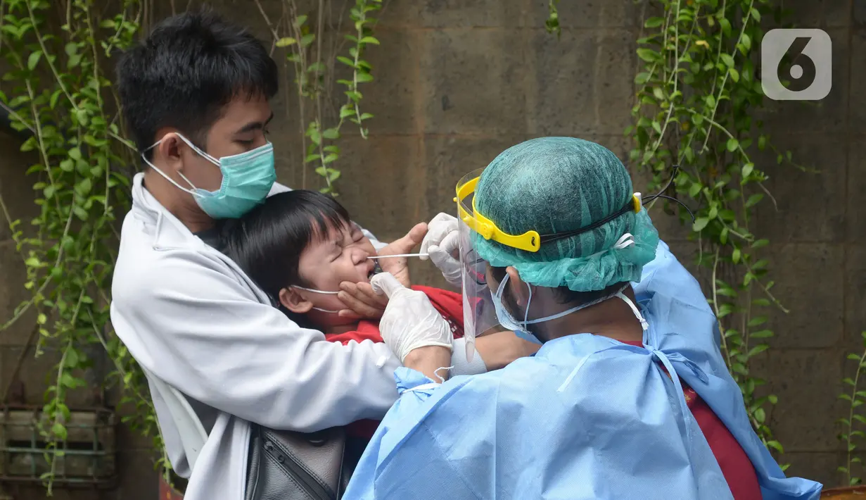 Petugas Puskesmas Taman Sari melakukan skrining Covid-19 dengan swab tes dan PCR di pusat perniagaan Glodok, Jakarta, Jumat (11/2/2022). Pemerintah terus berupaya memutus mata rantai penyebaran Covid-19 khususnya varian omicron untuk wilayah Taman Sari Jakarta Barat. (merdeka.com/Imam Buhori)
