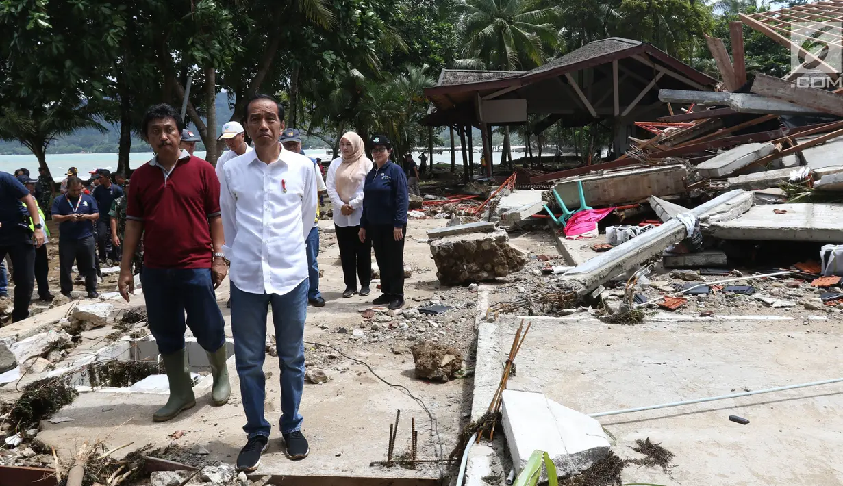 Presiden Joko Widodo atau Jokowi meninjau lokasi terdampak tsunami Selat Sunda di Carita, Banten, Senin (24/12). Menurut BNPB, korban tewas akibat tsunami Banten dan Lampung telah mencapai 281 orang. (Liputan6.com/Angga Yuniar)