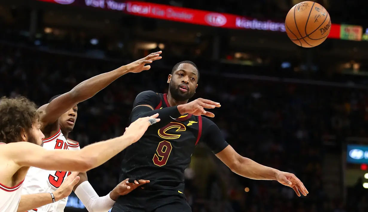 Pemain Cleveland Cavaliers, Dwyane Wade #9 memberikan umpan kepada rekannya saat diadang para pemain Chicago Bulls pada laga NBA basketball game di Quicken Loans Arena, Cleveland, (21/12/2017). Cleveland menang 115-112.  (Gregory Shamus/Getty Images/AFP)