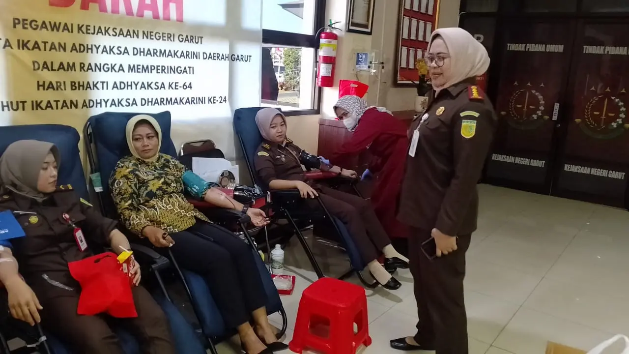 Kepala Kejaksaan Negeri (Kajari) Garut  Halila Rama Purnama mengamati beberapa staf kejaksaan negeri Garut tengah melaksanakan donor darah peringatan ke-64 HBA tahu 2024. (Liputan6.com/Jayadi Supriadin)