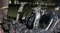 Sebuah kendaraan listrik Tesla Model S terbakar dan mengakibatkan dua orang jadi korban (Foto: KPRC2 Houston).