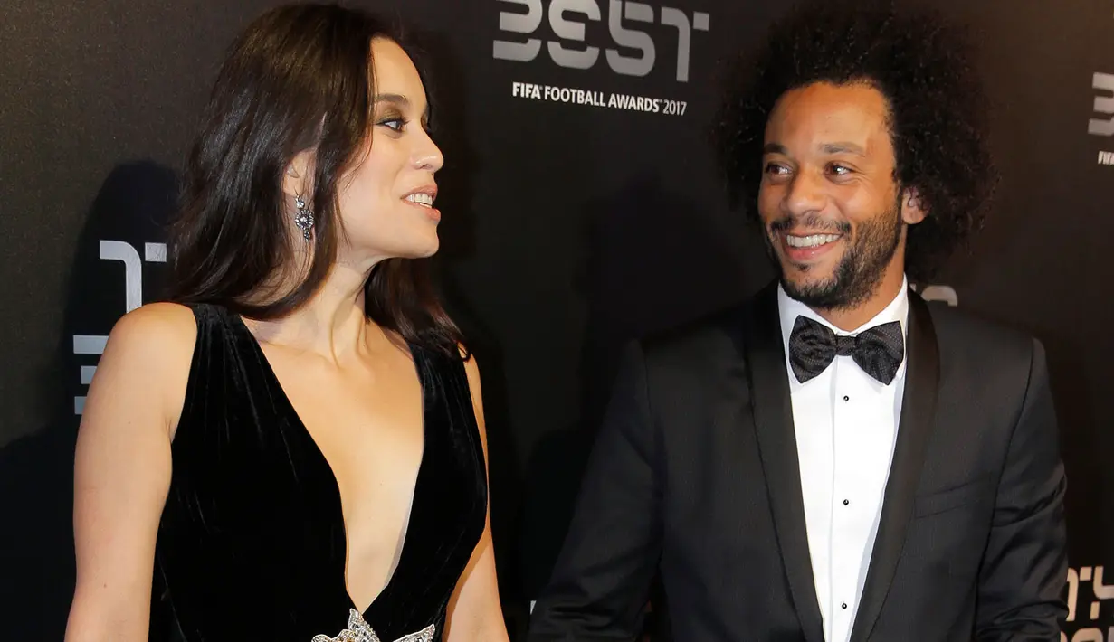 Pemain sepak bola Brasil Marcelo dan sang istri, Clarisse Alves saat menghadiri The Best FIFA Football Awards, London, Senin (23/10). Sejumlah penghargaan diberikan FIFA kepada para pelaku penting di dalam dan luar lapangan hijau. (AP/Alastair Grant)