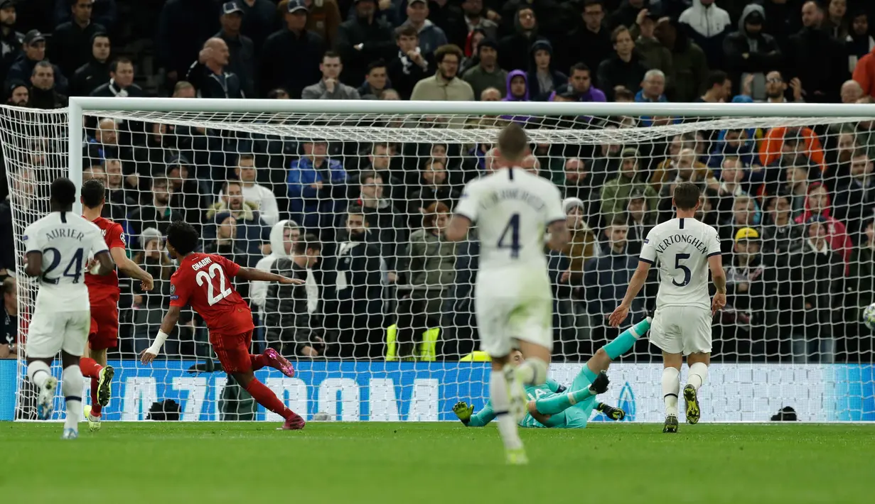 Gelandang Bayern Munchen Serge Gnabry (kiri) mencetak gol ke gawang Tottenham Hotspur pada matchday kedua Liga Champions di Stadion Tottenham Hotspur, London, Inggris, Selasa (1/10/2019). Munchen membantai Tottenham 7-2 dengan Gnabry mencetak quatrick. (AP Photo/Matt Dunham)