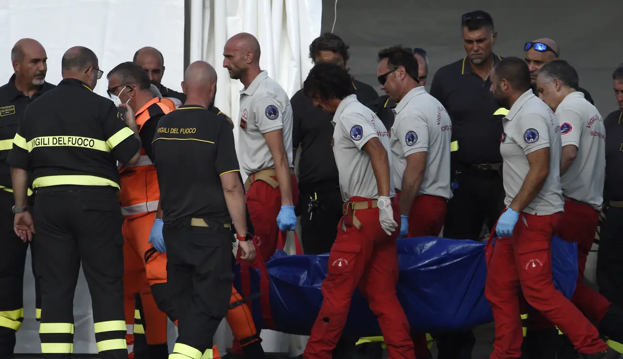Penemuan itu menunjukkan bahwa operasi pencarian lambung kapal di dasar laut, 50 meter di bawah air, adalah pemulihan, bukan penyelamatan, mengingat waktu yang telah berlalu dan tidak ada tanda-tanda kehidupan selama tiga hari pencarian, kata pakar maritim. (AP Photo/Salvatore Cavalli)