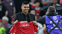 Casemiro. Gelandang Brasil berusia 30 tahun ini baru saja didatangkan Manchester United dari Real Madrid pada bursa transfer musim panas 2022/2023. Ia ditebus MU dengan nilai transfer 70,65 juta euro atau setara Rp1 triliun dan terikat kontrak hingga Juni 2026. Bersama Real Madrid yang dibelanya sejak 2015/2016 hingga 2021/2022 ia total tampil dalam 336 laga di semua ajang degan torehan 31 gol dan 29 assist. (AFP/Paul Ellis)