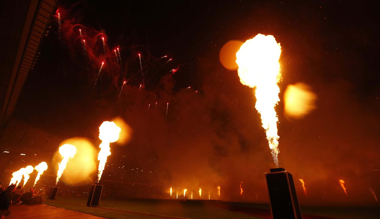 Kembang api mewarnai seremoni 'Farewell Boleyn' stadion yang selama ini menjadi markas West Ham United usai laga melawan Manchester United di Boleyn Ground, (10/5/2016). (Action Images via Reuters/John Sibley)