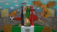 Trophy bergilir Piala AFF terpajang saat Trophy Tour Piala AFF 2022 yang berlangsung di Lippo Mall Puri, Jakarta Barat, Sabtu (26/11/2022). (Bola.com/Bagaskara Lazuardi)
