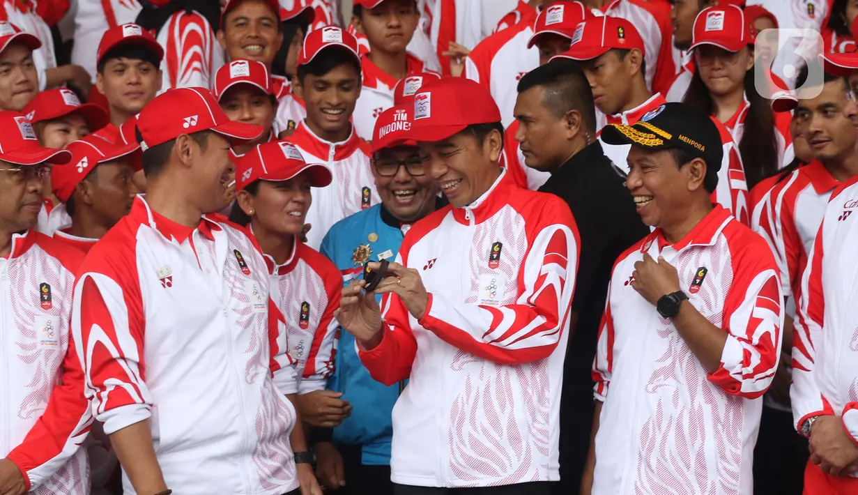 Presiden Joko Widodo atau Jokowi berbincang dengan atlet saat acara pelepasan Kontingen Indonesia untuk SEA Games 2019 Filipina di Istana Bogor, Rabu (27/11/2019). Sebanyak 841 atlet Indonesia akan bertanding pada SEA Games Filipina di 51 cabang olahraga. (Liputan6.com/Angga Yuniar)