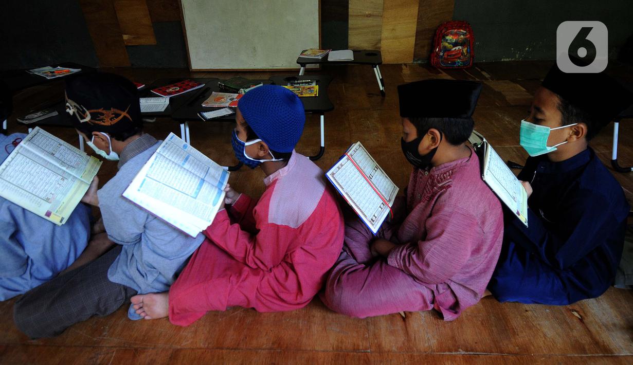 Anak-anak melakukan setoran ayat Alquran saat kegiatan homeschooling berbasis pesantren Paket A di Skoba Madani, Parung, Bogor, Rabu (14/4/2021). Bulan Ramadhan, umat muslim memperbanyak ibadah terutama membaca dan mengkaji kandungan Alquran. (merdeka.com/Arie Basuki)