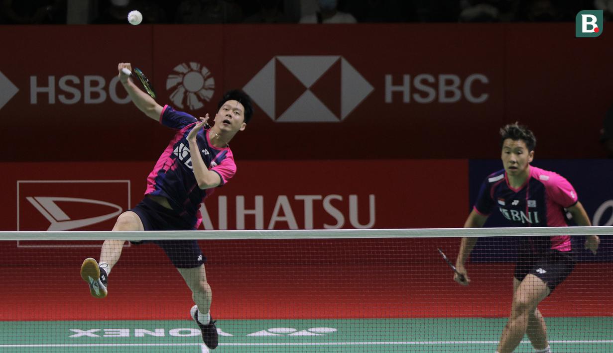 Dua unggulan teratas, Marcus Fernaldi Gideon/Kevin Sanjaya Sukamuljo dan Mohammad Ahsan/Hendra Setiawan juga lolos ke babak 16 besar usai menang dua game langsung atas lawan-lawannya. The Minions menaklukkan pasangan kakak beradik Prancis, Christo Popov/Toma Junior Popov, sementara The Daddies menyingkirkan pasangan Denmark, Jeppe Bay/Lasse Molhede. Tiga pasangan lain yang memastikan lolos adalah Fajar Alfian/Muhammad Rian Ardianto, Leo Rolly Carnando/Daniel Marthin dan Pramudya Kusmawardana/Yeremia Yacob Rambitan. (Bola.com/Ikhwan Yanuar)