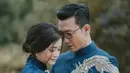 <p>Begini mesranya pasangan yang menikah di Green Forest Resort, Bandung pada 2020 lalu saat pakai busana biru bermotif naga. Olivia yang merupakan wanita berdarah Indonesia-Singapura itu elegan dengan dress tanpa lengan. (Liputan6.com/IG/@sumargodenny)</p>