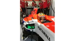 Tim Tekhnik Manor Marussia bersiap bersama Pebalap Indonesia, Rio Haryanto pada test drive ban Pirelli di Sirkuit Yas Marina, Abu Dhabi, Selasa (1/12/2015). Rio meraih Catatan waktu lap terbaik 1 menit 49,593 detik. (Photo/Rio Haryanto Media)
