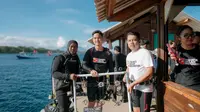 Ketua Umum PSI Kaesang Pangarep (Tengah) melakukan transplantasi trumbu Karang di Destinasi wisata Bangsring Underwater Banyuwangi (Hermawan Arifianto/Liputan6.com)