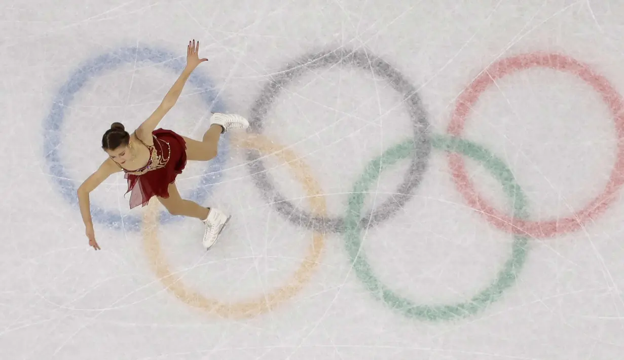 Aksi Alexia Paganini dari Swiss saat menari dalam kejuaraan figure skating wanita gaya bebas pada Olimpiade Musim Dingin Pyeongchang 2018 di Gangneung Ice Arena di Gangneung (23/2). (AP Photo/Morry Gash)