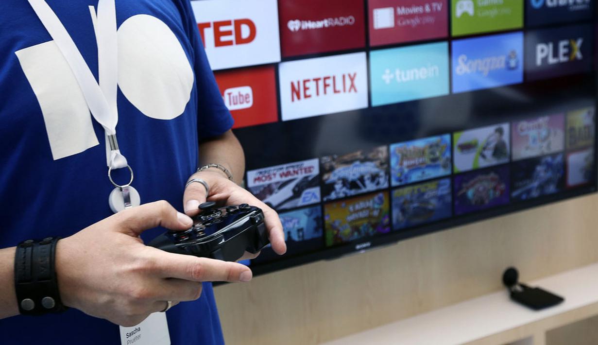Salah satu karyawan Google menunjukkan fitur dari Android TV di konferensi pengembang aplikasi Google I/O 2014 di San Francisco, (25/6/2014). (REUTERS/Elia Nouvelage)