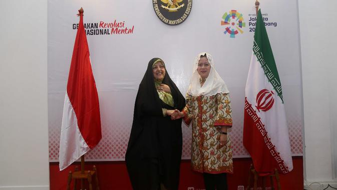 Menko PMK, Puan Maharani berjabat tangan dengan Wakil Presiden Iran Masuomeh Ebtekar seusai pertemuan di Jakarta, Rabu (2/5). Dalam pertemuan, Masoumeh berharap bisa bekerja sama dalam bidang pemberdayaan perempuan. (Liputan6.com/HO/Humas Kemenko PMK)