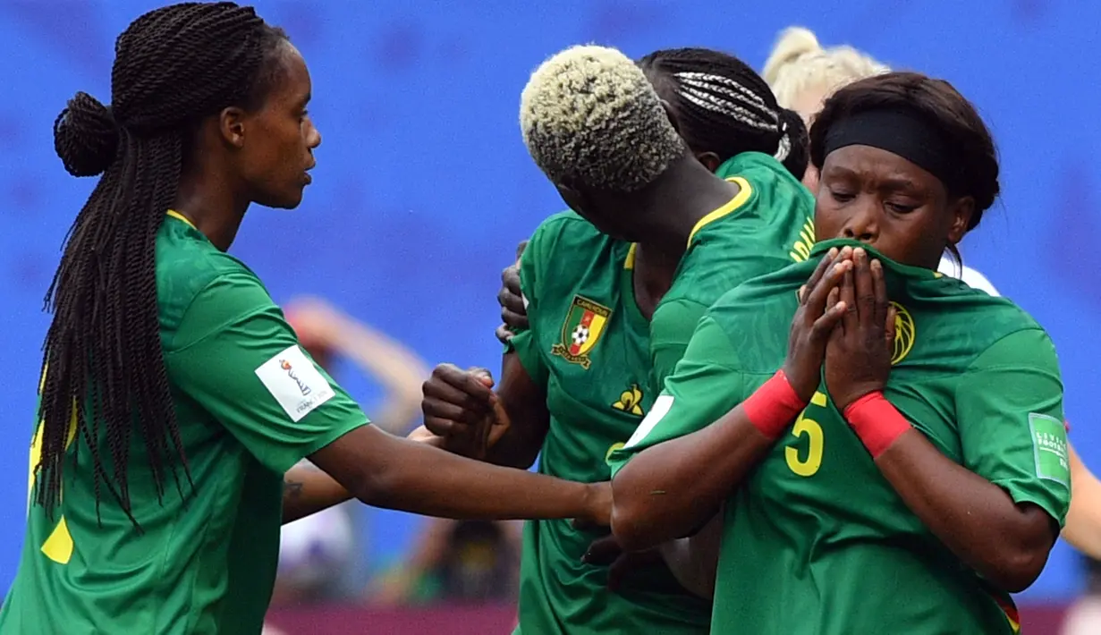 Ekspresi para pemain Kamerun setelah gol Alexandra Takounda Engolo dianulir karena hasil dari tayangan VAR memperlihatkan posisinya yang sudah off-side. ( AFP/Philippe Huguen )