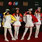 Crayon Pop tampil dengan gaya uniknya yaitu menggunakan helm dan pakaian training sehingga membuat Lady Gaga penasaran.