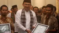 Gubernur DKI Jakarta Basuki Thahaja Purnama (Ahok) berpose bersama warga saat simulasi pembayaran pajak melalui Bank DKI di Balaikota, Jakarta (22/6). (Liputan6.com/Gempur M Surya)