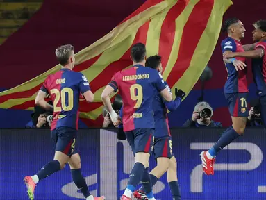 Penyerang Barcelona, Raphinha (kedua kanan) bersama Lamine Yamal saat merayakan gol yang tercipta pada laga leg kedua 16 besar Liga Champions 2024/2025 melawan SL Benfica di Estadi Olimpic Lluis Companys, Barcelona, 11 Maret 2025 waktu setempat atau Rabu (12/3/2025) dini hari WIB. (LLUIS GENE/AFP)