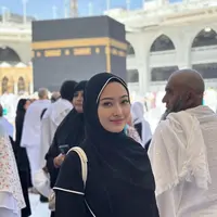Potret cantik Puteri Modiyanti umroh (Sumber: Instagram/putmod)