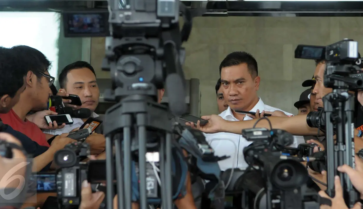 Bupati Rokan Hulu, Suparman, memberikan keterangan usai diperiksa perdana oleh penyidik KPK, Jakarta, Selasa (10/5). Bupati Rokan Hulu ditetapkan sebagai tersangka kasus suap RAPBD-P Riau Tahun 2014 dan RAPBD Riau Tahun 2015. (Liputan6.com/Helmi Afandi)