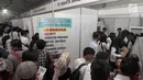 Calon pelamar kerja mencari informasi di salah satu stand "Job Fair Tangsel 2018" di BSD, Kamis  (19/7). Job Fair ini menyediakan 10.000 lebih lowongan kerja  dari 50 perusahaan berbagai bidang dan berlangsung hingga (20/7/2018). (Merdeka.com/Arie Basuki)