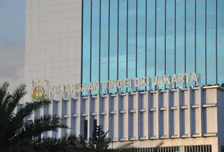 Gedung Kejaksaan Tinggi DKI Jakarta merupakan hibah dari Pemerintah Provinsi DKI Jakarta yang diberikan pada Kejati, yang pembangunannya dikerjakan oleh BUMN Amarta Karya.