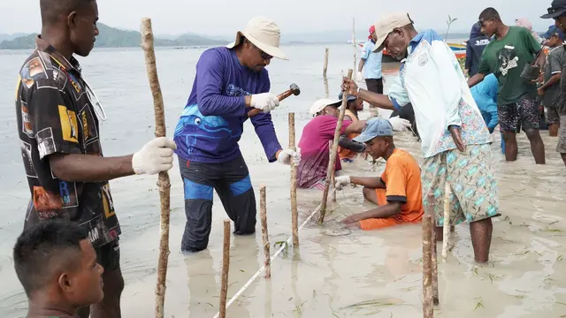 Pelindo berkolaborasi dengan PT Askrindo mengimplementasikan program pemberdayaan masyarakat serta pelestarian lingkungan di kawasan wisata Raja Ampat, Papua Barat. (Foto: Pelindo)