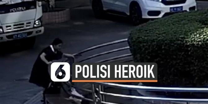 VIDEO: Aksi Heroik Polisi Selamatkan Balita yang Jatuh ke Kolam