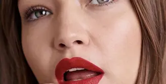 Warna lipstik merah tua juga bisa diaplikasikan kepada riasan wajah bold. Hal ini dilakukan agar tampilan tetap fresh/dok. Instagram Maybellin