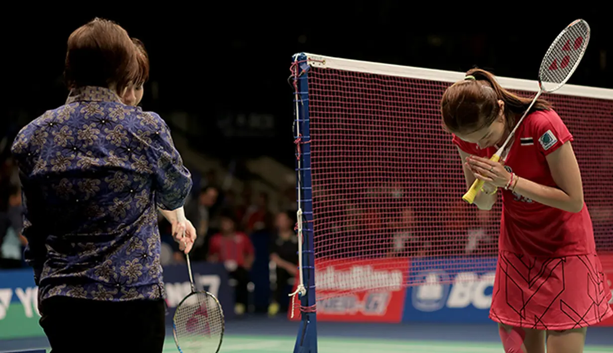 Ratchanok Intanon tunggal puteri asal Thailand menjadi juara setelah mengalahkan Yui Hashimoto dari Jepang di final BCA Indonesia Open Premier Super Series 2015 di Istora Senayan Jakarta. (Bola.com/Peksi Cahyo)