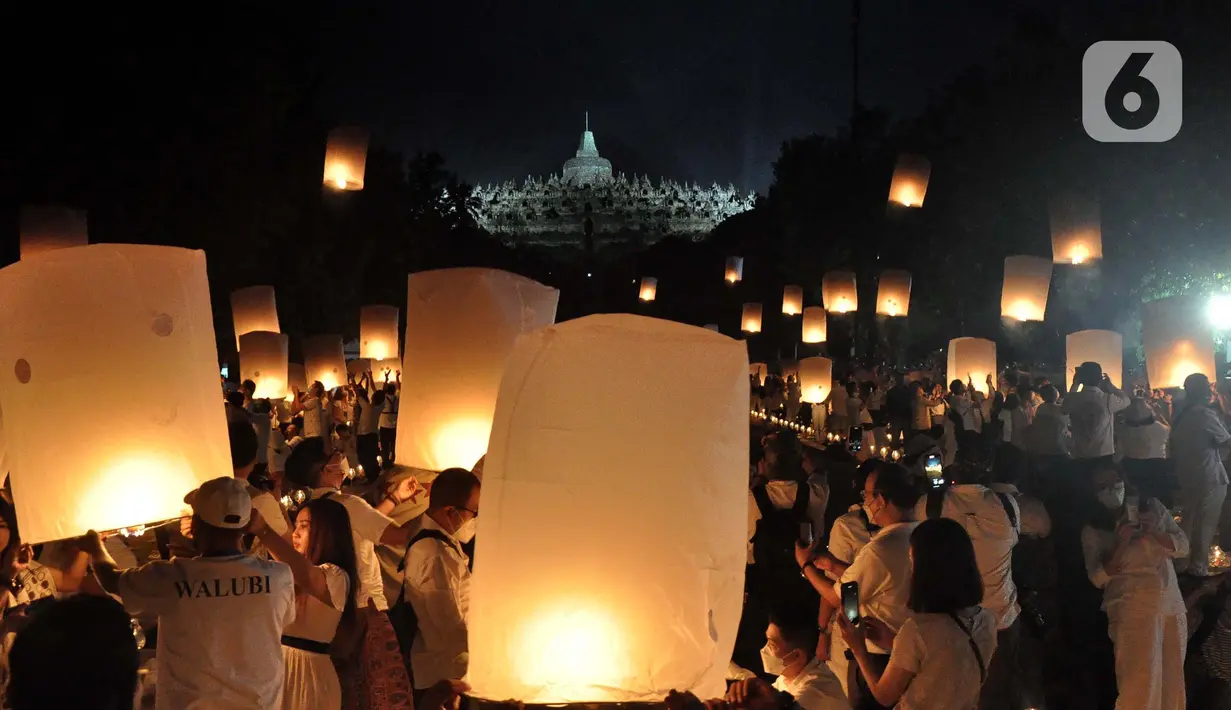 <p>Peserta menerbangkan lampion sebagai tanda puncak perayaan Tri Suci Waisak 2566 BE/2022 di Candi Borobudur, Magelang, Jawa Tegah, Senin (16/05/2022) malam. Setelah sempat ditiadakan selama pandemi, pelepasan ribuan lampion di Pelataran Candi Borobudur pada Waisak tahun ini kembali diselenggarakan. (merdeka.com/Iqbal S.Nugroho)</p>