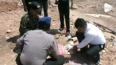Polisi menemukan jasad bayi tanpa kepala pada bibir pantai di Batam, Riau. Bayi diduga berjenis kelamin laki-laki.