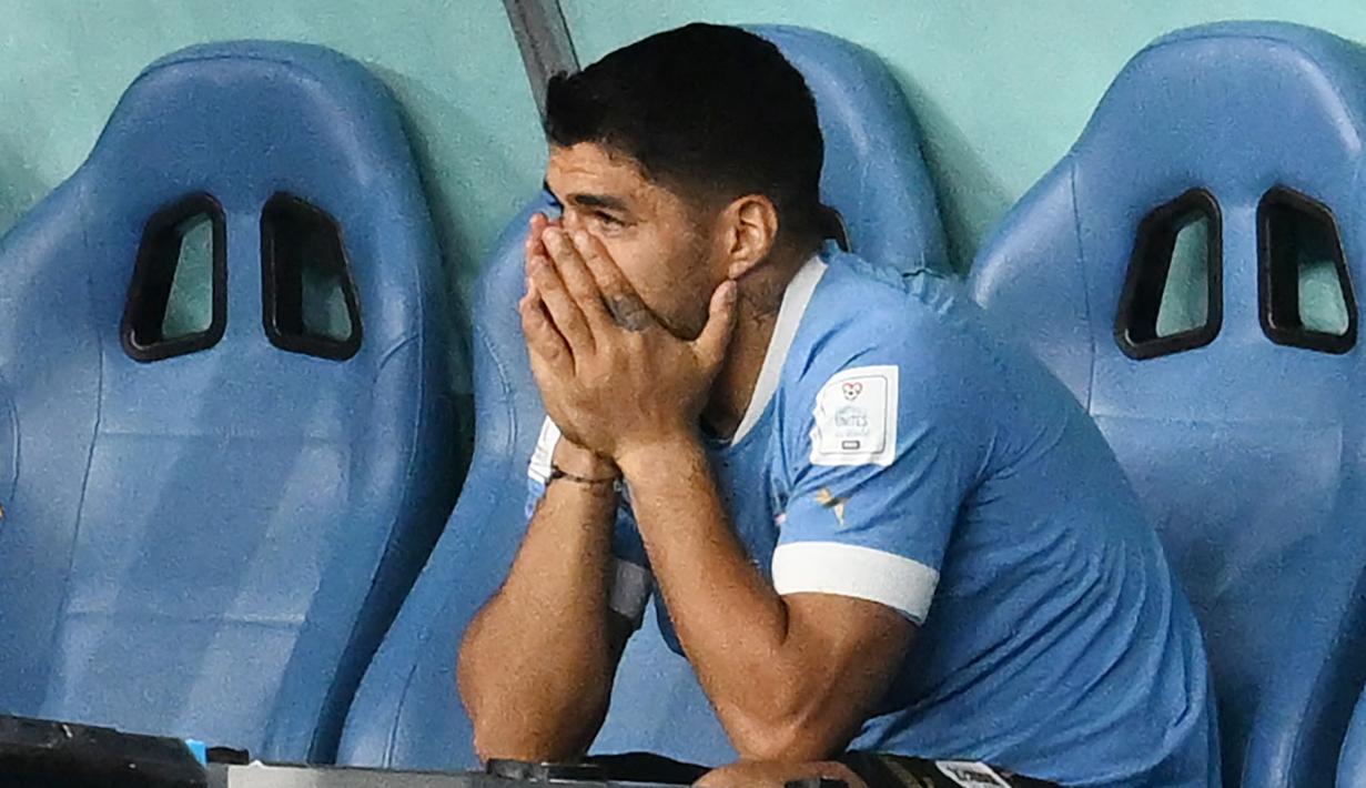 Luis Suarez tak mampu berbuat banyak di Piala Dunia 2022. Bomber berusia 35 tahun tampil tumpul di lini depan dan gagal membawa Uruguay lolos dari fase grup. (AFP/Raul Arboleda)