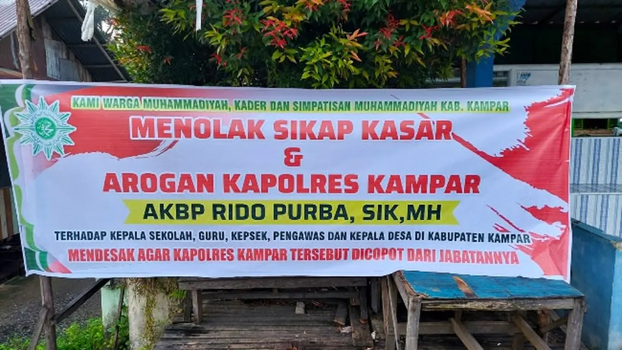 Spanduk yang dipasang warga Muhammadiyah mendesak Kapolda Riau mencopot Kapolres Kampar.