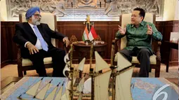 Irman Gusman  berbincang hangat dengan Dubes India Gurjit Singh di ruang pimpinan DPD RI, Komplek Parlemen Senayan, Jakarta, Jum'at (24/10/2014) (Liputan6.com/Andrian M Tunay) 