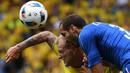 Pemain Italia, Giorgio Chiellini, duel dengan pemain Swedia, John Guidetti, pada laga Grup E Piala Eropa 2016 di Stadium de Toulouse, Jumat (17/6/2016). (AFP/Pascal Guyot)