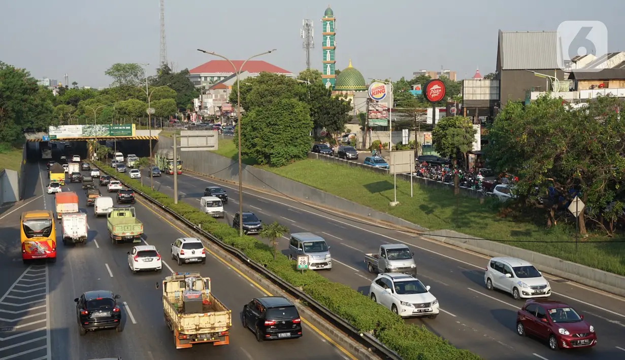 Kendaraan melintasi jalan tol di Jakarta, Kamis (27/8/2020). Gubernur DKI Jakarta Anies Baswedan mengusulkan agar Tol Dalam Kota dapat dilintasi oleh pengendara sepeda jenis road bike karena banyak masyarakat yang berolahraga dan menjadikan sepeda sebagai gaya hidup. (Liputan6.com/Immanuel Antonius)